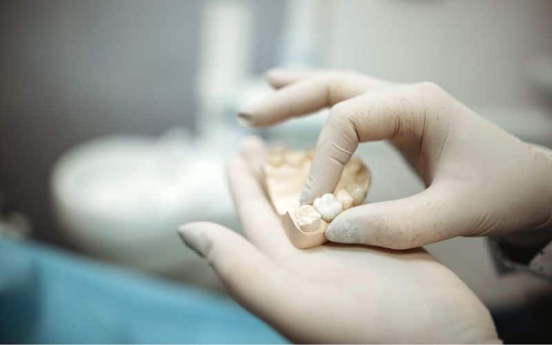 Dekoration: Tandläkarstol med verktyg på en bricka framför stolen